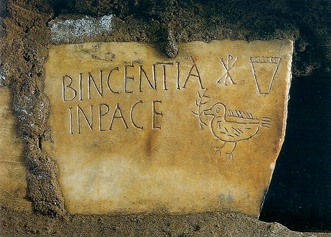 Iscrizione di Bincentia, con l'augurio di pace, cristogramma, cesto e colomba. Catacombe di San Sebastiano (Roma). IV secolo